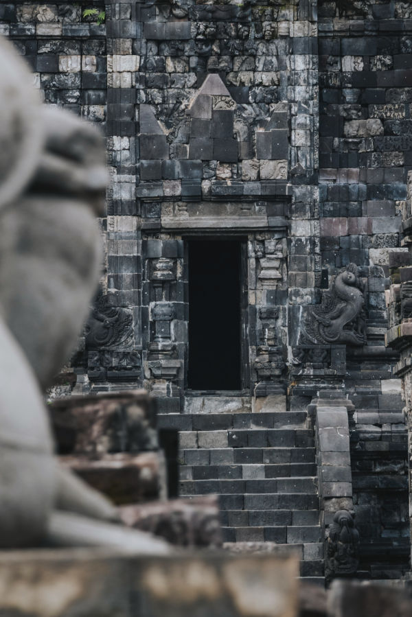 Thumbnail: Steinerner Tempeleingang im Prambanan-Tempelkomplex in Indonesien mit kunstvollen Reliefs und Stufen