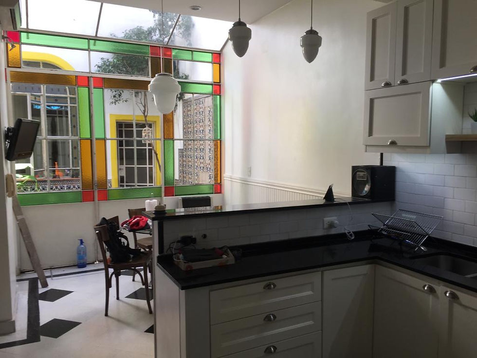 ventanales de hierro con vidrios repartidos de colores