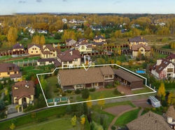 Вид сверху на дом для персонала