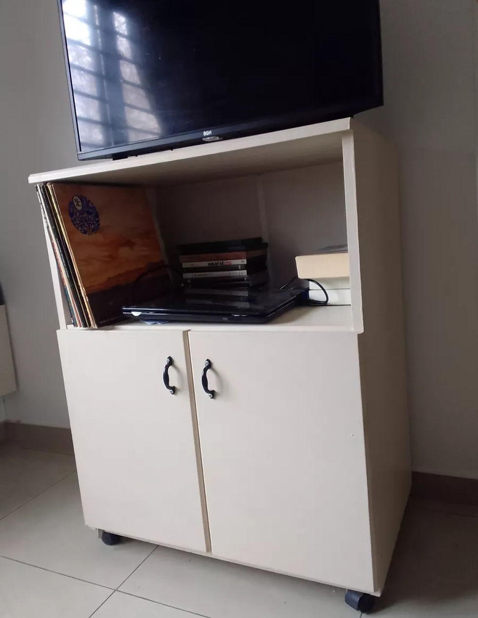 Mueble con ruedas para TV