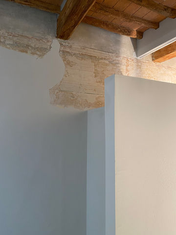 Parete interna con soffitto in legno antico
