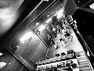 Participantes andando no salão do espaço cosmonauta em frente a parte do auditório e plateia