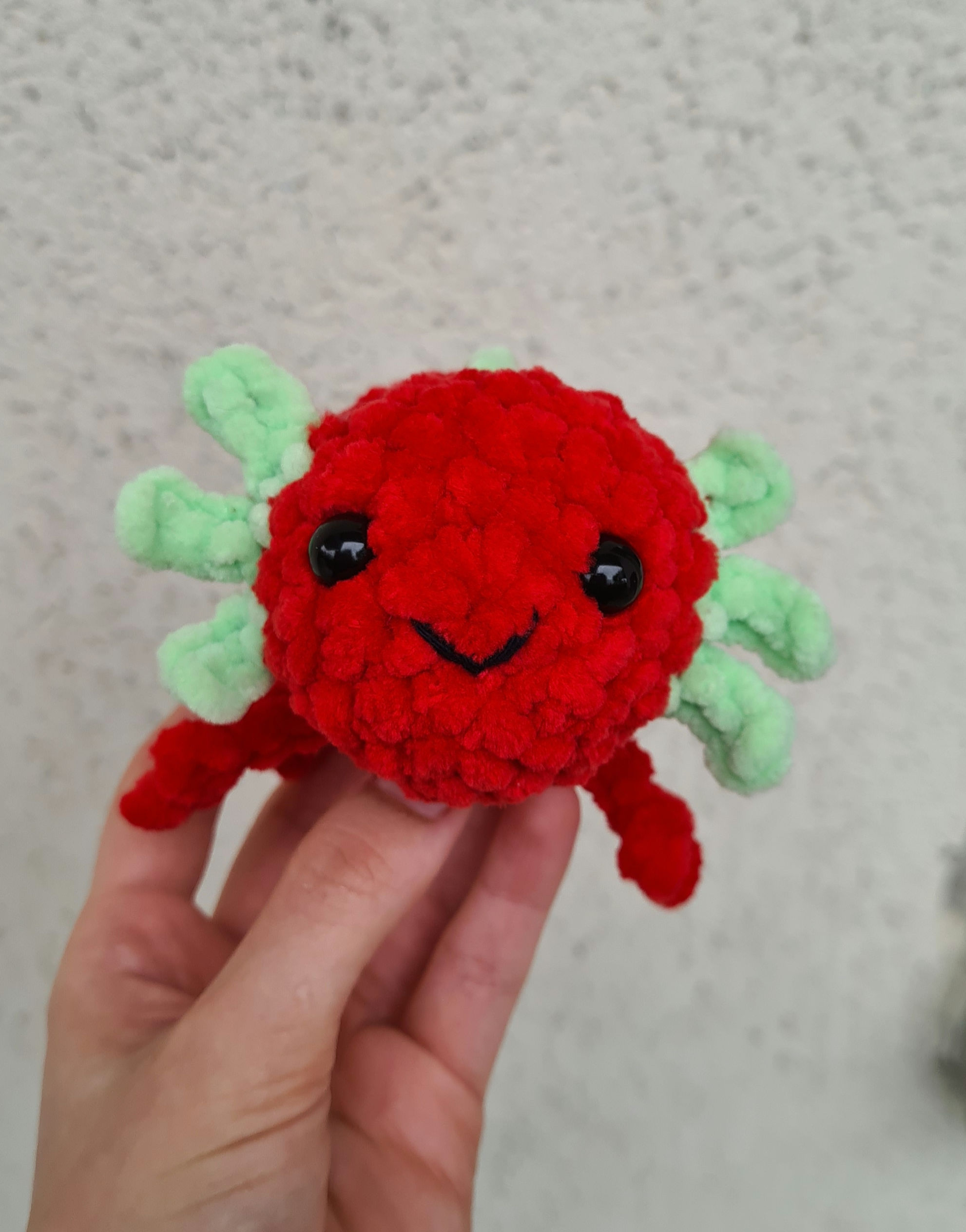 Petite peluche axolot fraise