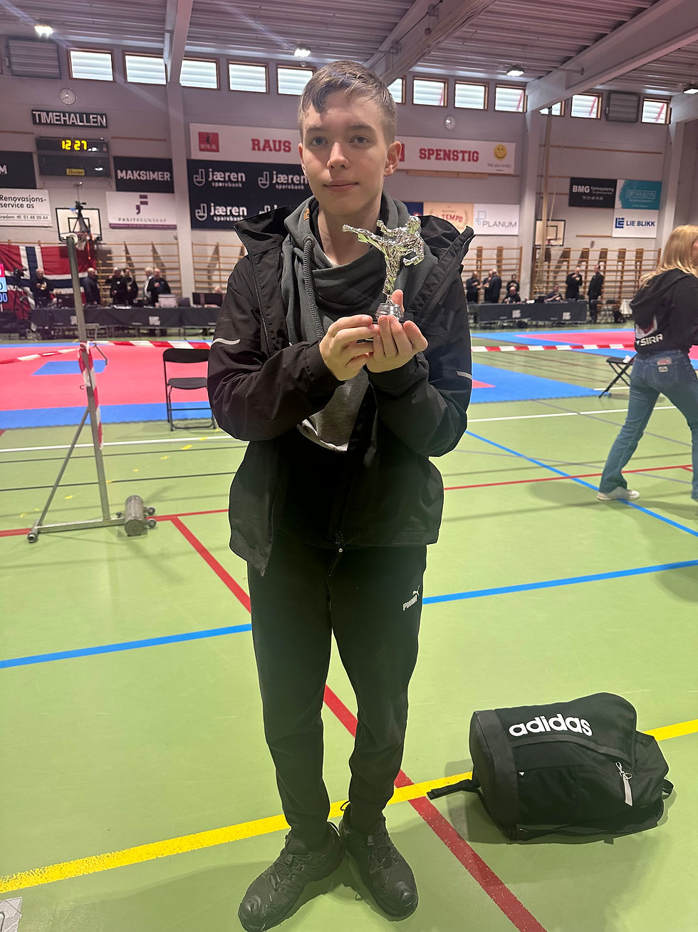 Arnt Leo Johanson er en stolt utøver som nylig har deltatt i Norgesmesterskapet i fullkontakt (kata) innen paraidrett. Han leverte en imponerende prestasjon under mesterskapet, og viste både høy kompetanse, dedikasjon og ekte idrettsglede.