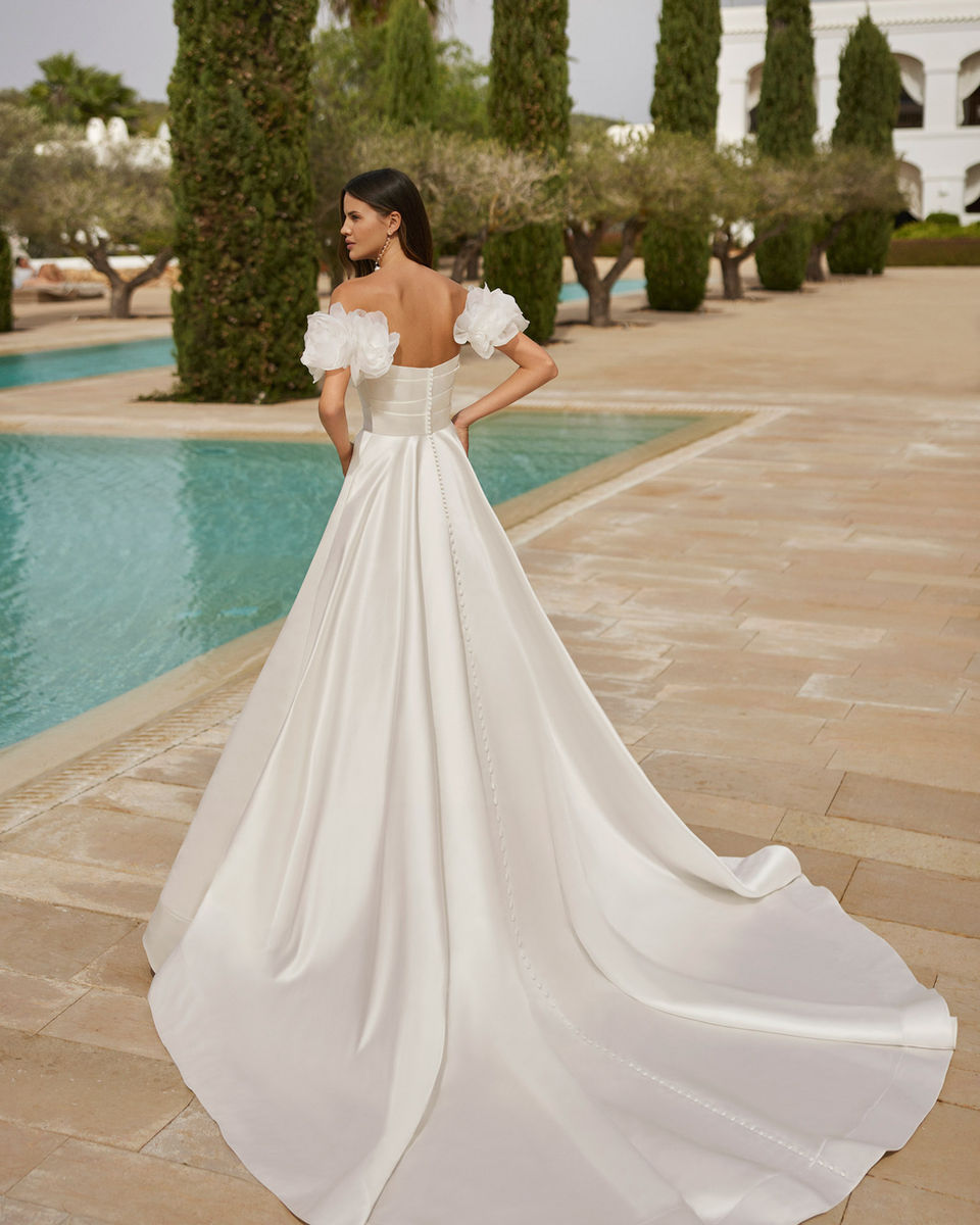 Brautkleid mit Blüten Hannover Cape