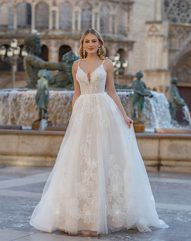 Elegantes Jarice Brautkleid mit Spitzenverzierungen und figurbetontem Schnitt