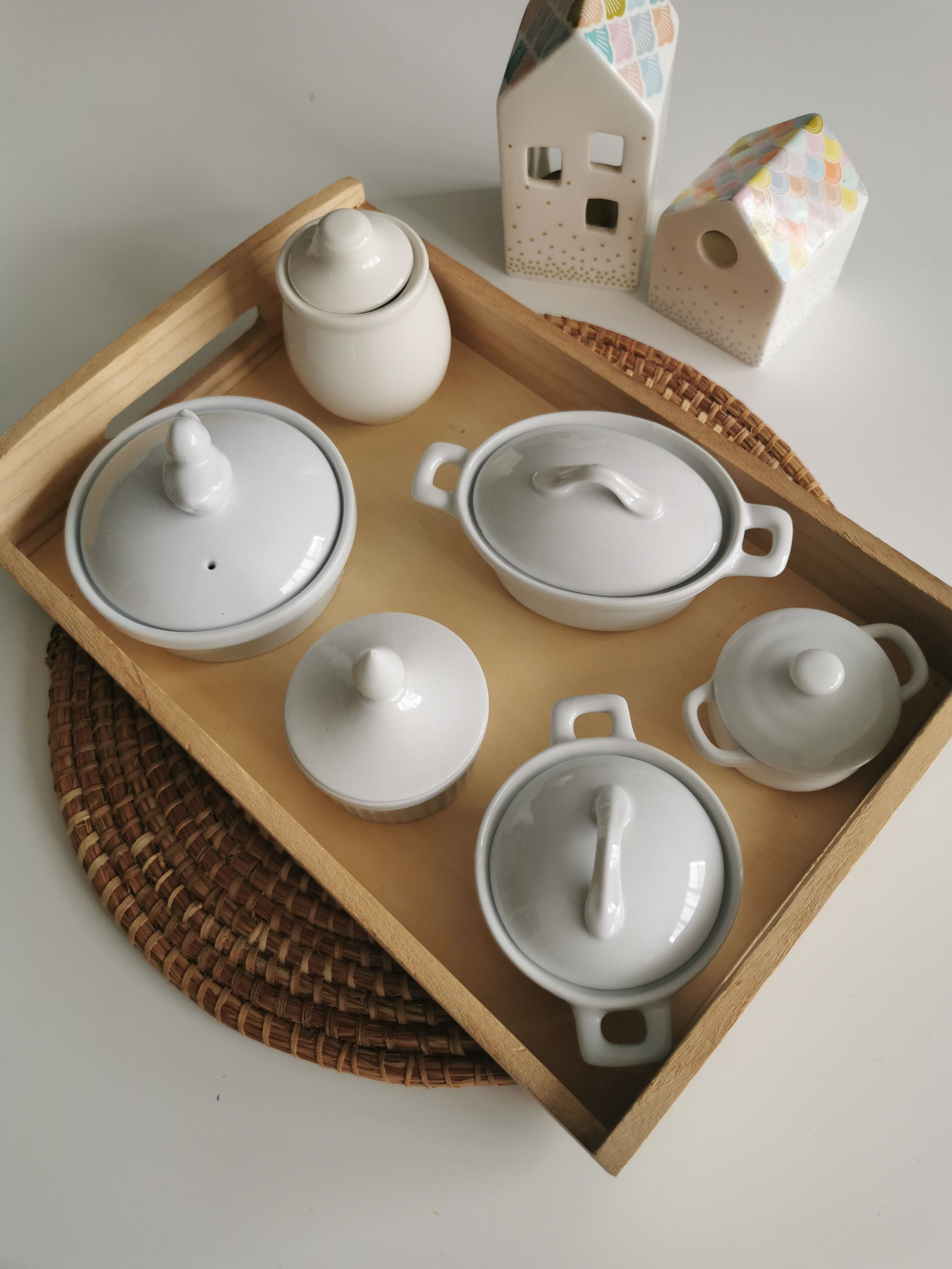 Plateau bois contenant 6 mini marmites en céramique blanche