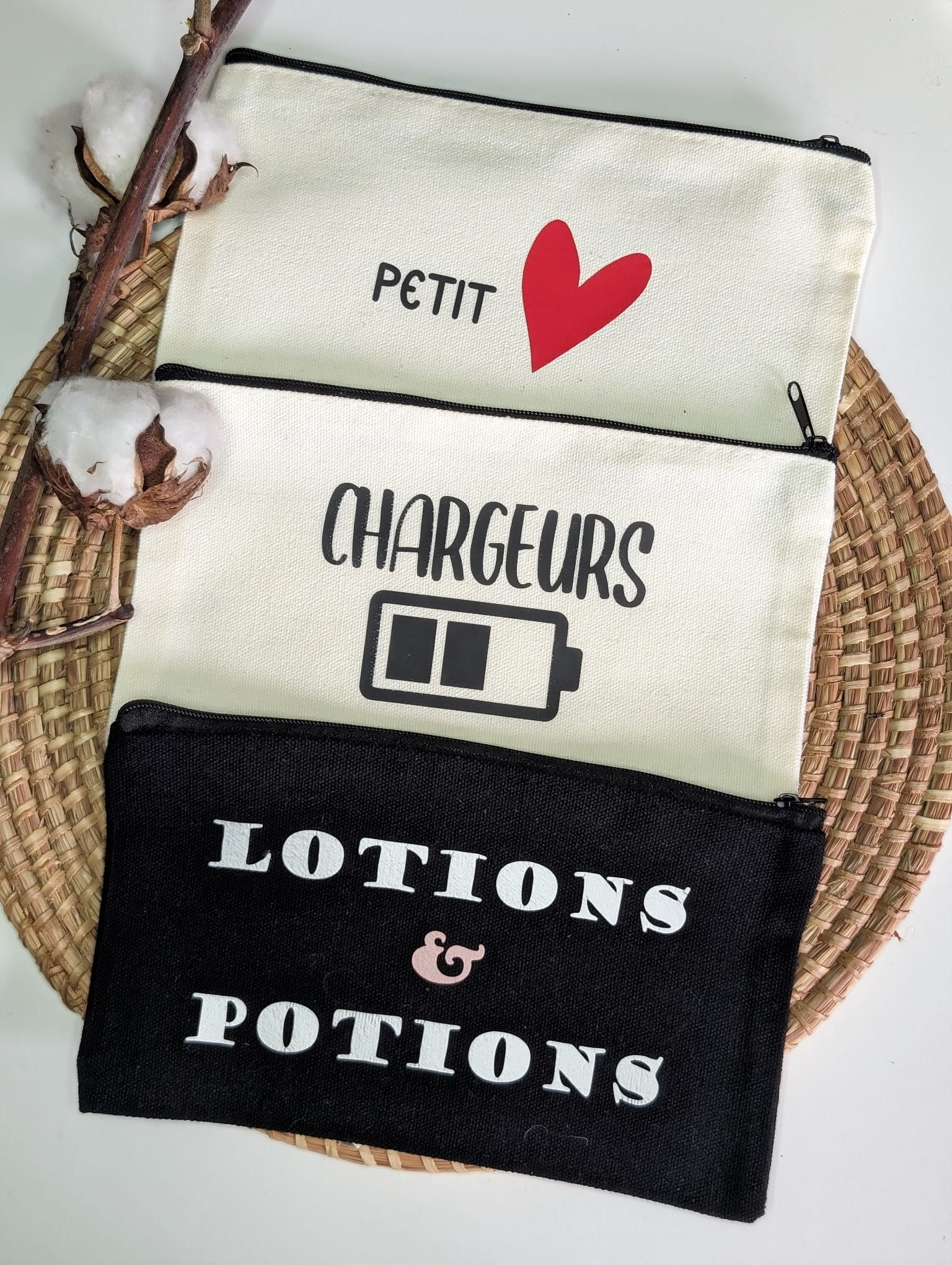 petites trousses personnalisées de différents textes, écru: Petit cœur, écru: Chargeurs, noire: Lotions & potions