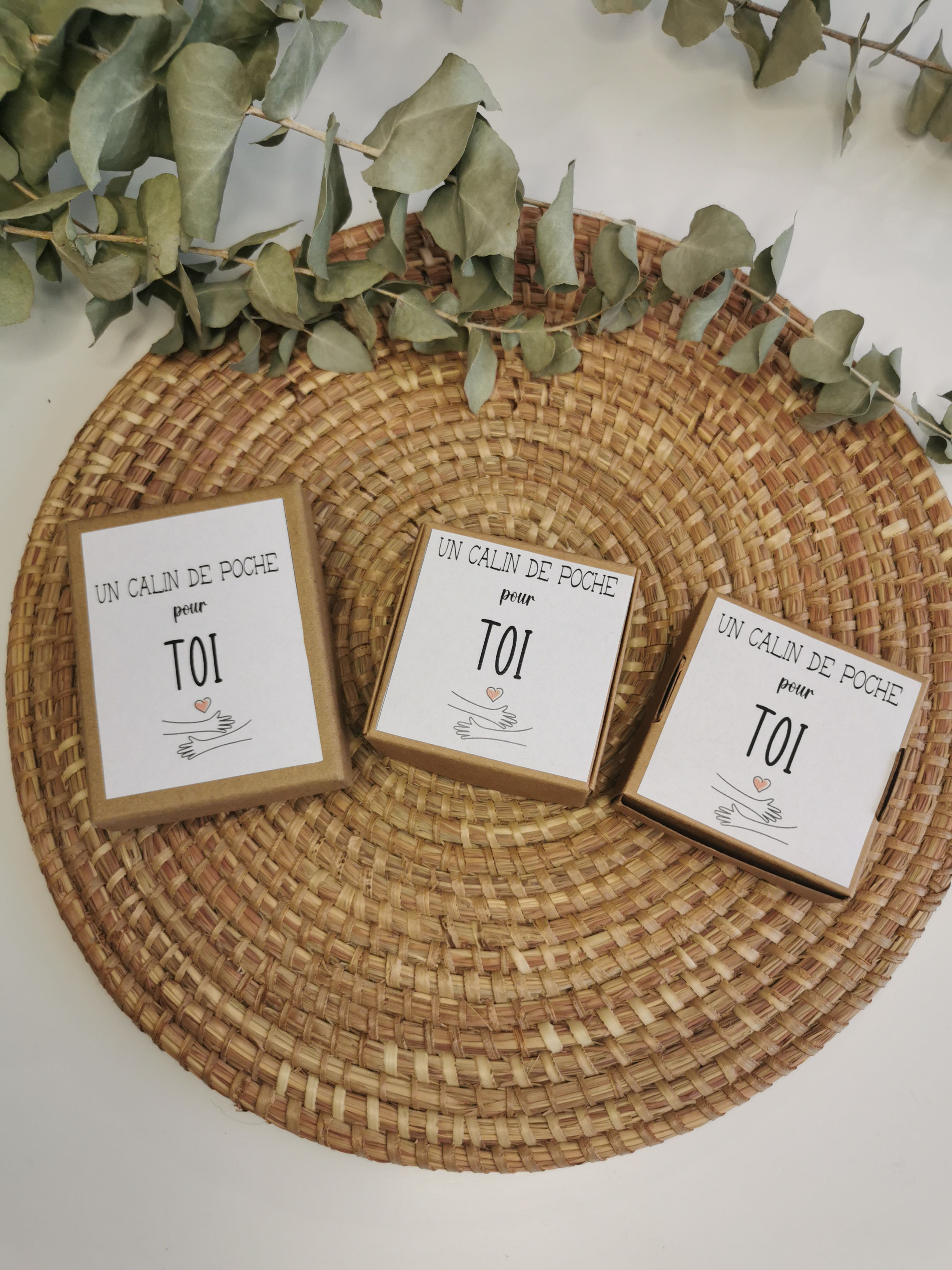 3 boites en feutrine inscription "un câlin de poche pour toi" avec dessin de bras enlacés