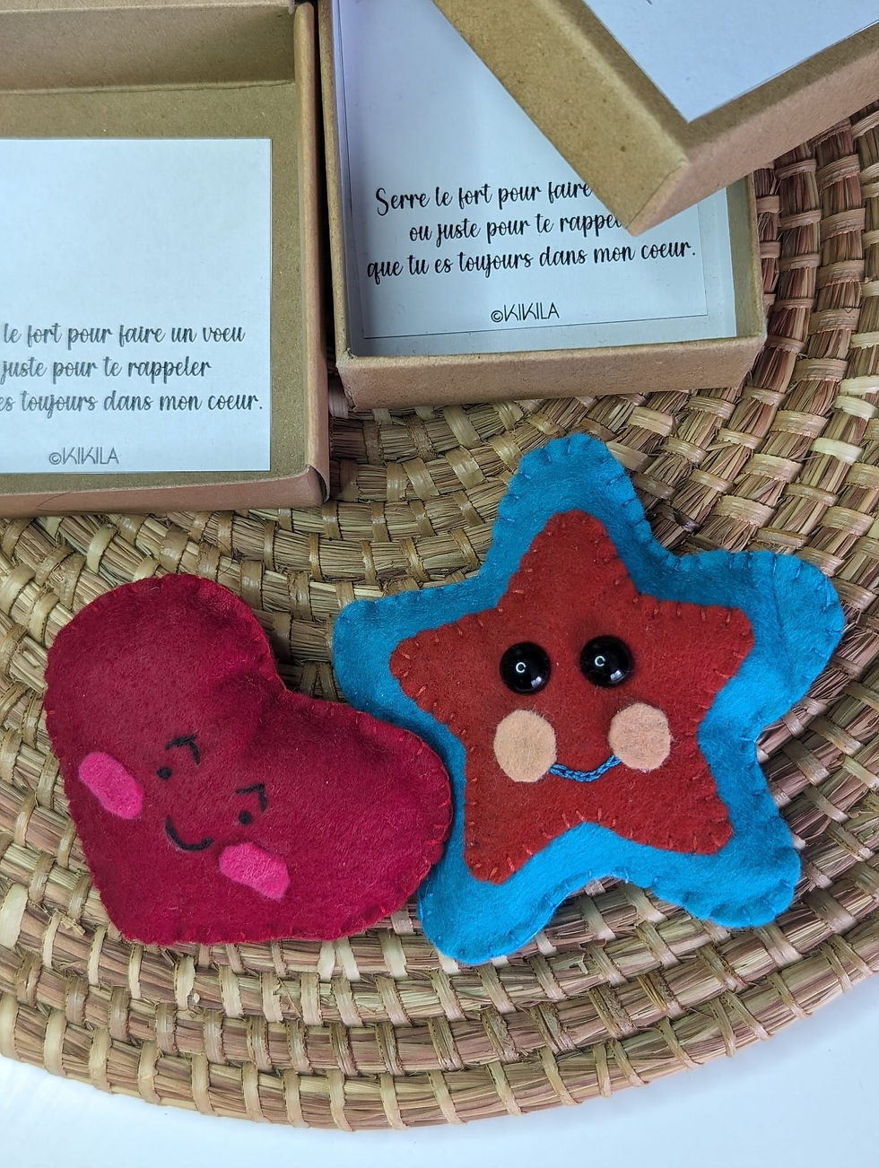 Miniature : boite en kraft dedans et miniature de cœur ou d'étoile en feutrine