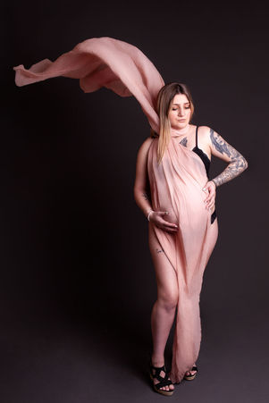 Shooting grossesse femme enceinte artistique avec tissu qui vole. Tendance. Cantal