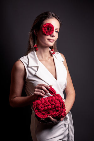 Photographe pour artisans et créatrices Cantal et Puy-de-Dôme, Auvergne : portrait avec produits finis
