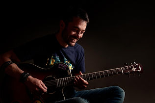 Séance photo studio d'un musicien avec son instrument : portrait expressif par votre photographe entre Cantal, Puy-de-Dôme et Lozère.