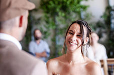 mariés se regardant avec tendresse et complicité pendant la cérémonie, photographe mariage Cantal