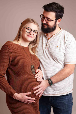 Séance photo de couple, shooting grossesse en studio. Poses naturelles. Cantal, Lozère, Puy-de-Dôme.