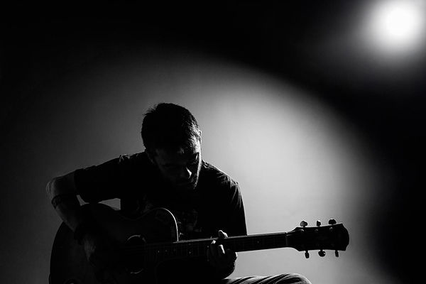 Portrait d'un musicien guitariste en lumière douce - photographe Saint-Flour, Aurillac, Issoire, Auvergne.