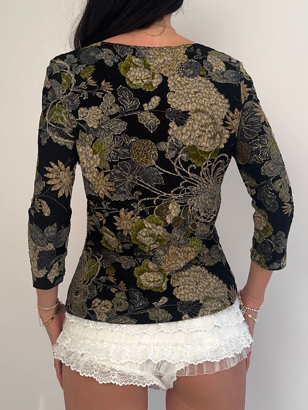 ภาพขนาดย่อ: 00s Brittany Black Black & Green Floral Velvet 3/4 Sleeves Top