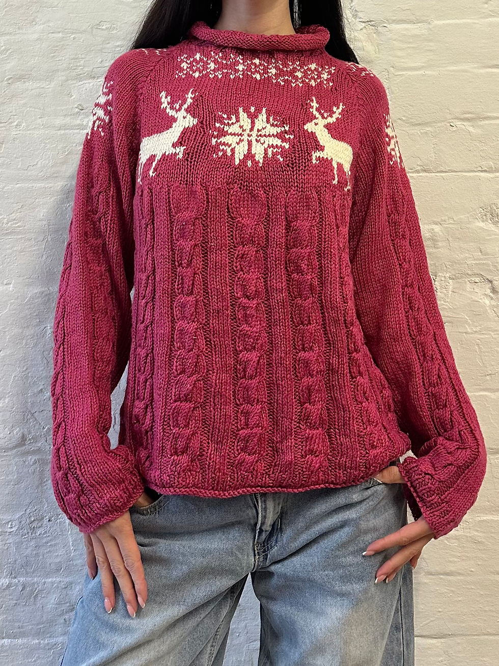 ภาพขนาดย่อ: 90s Pink & White Cable Knit Reindeer & Snowflake Pattern Christmas Jumper