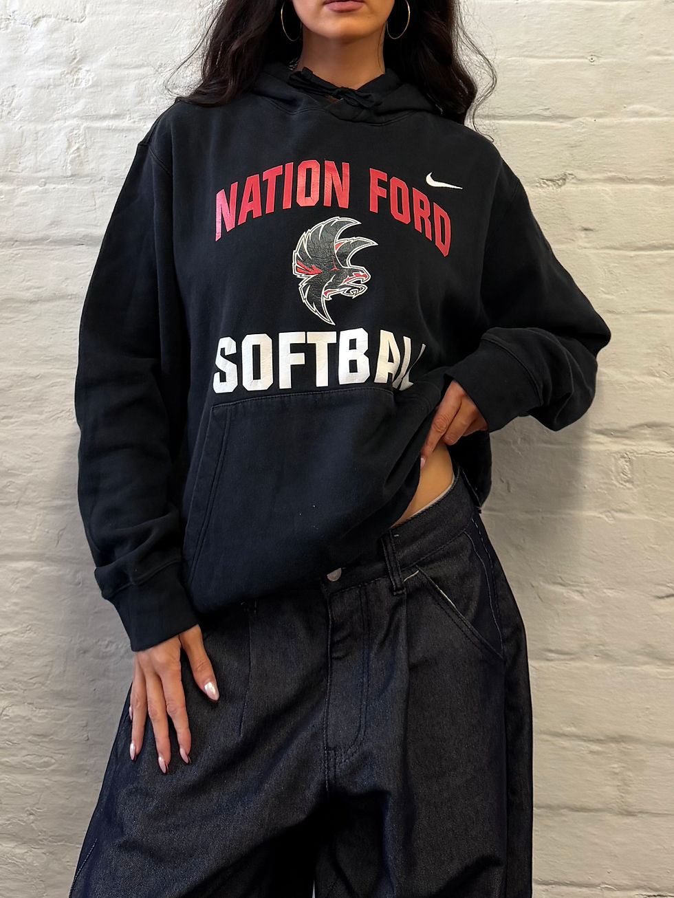 Miniaturbild: Nike Nation Ford Falcons hoodie with red lettering and falcon graphic