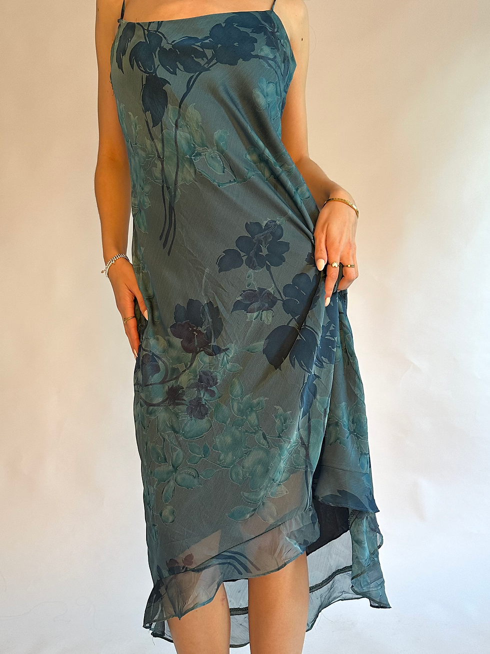 ภาพขนาดย่อ: 00s Alyn Paige Teal Blue Floral Asymmetrical Hem Flowy Mesh Midi Dress