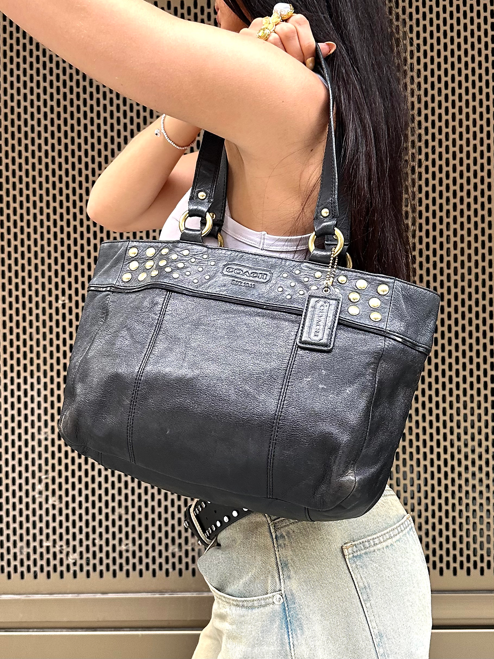 Miniatyrbild: 00s Signature Coach Gold Stud Black Genuine Leather Tote Shoulder Bag