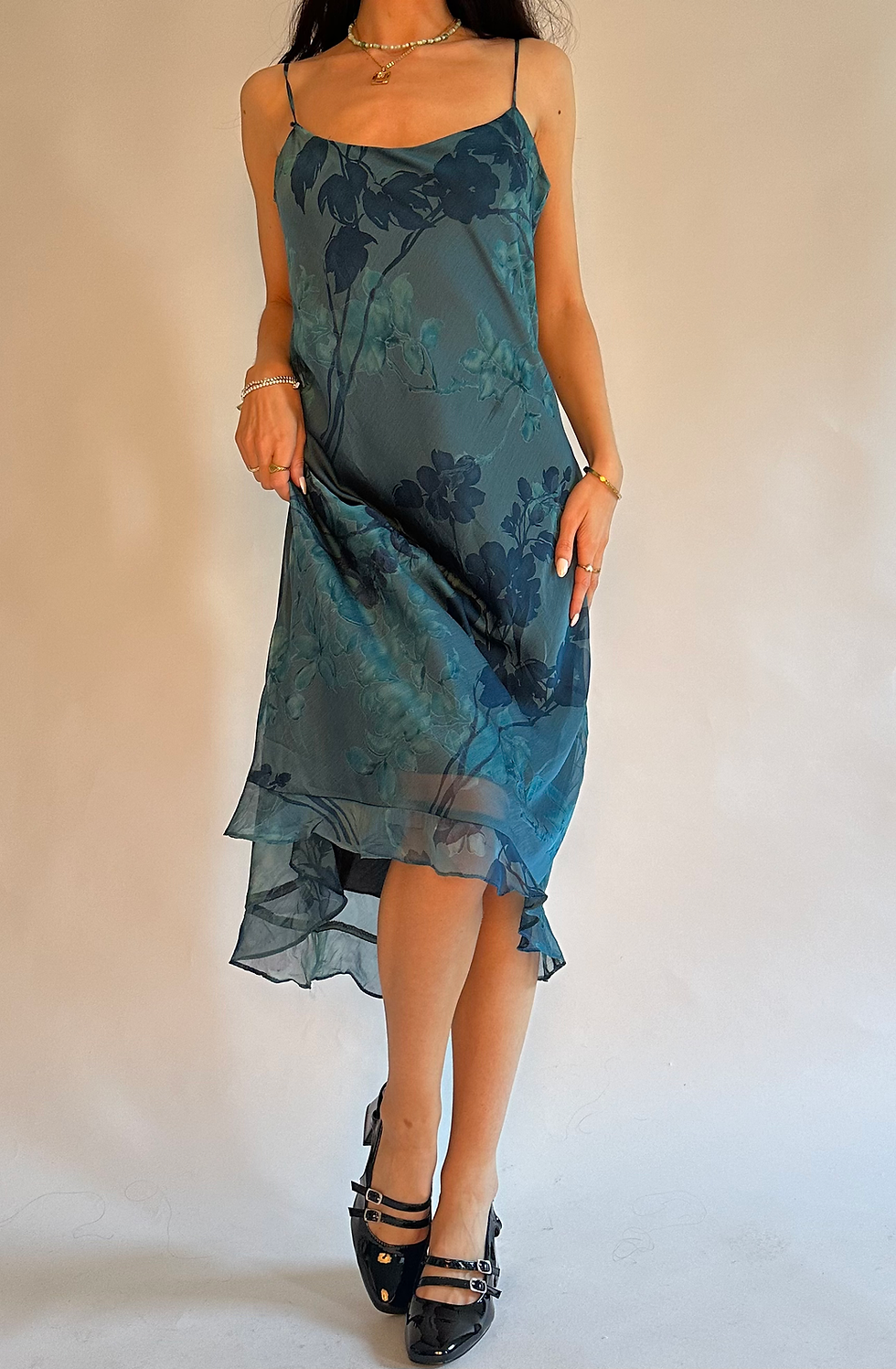 ภาพขนาดย่อ: 00s Alyn Paige Teal Blue Floral Asymmetrical Hem Flowy Mesh Midi Dress