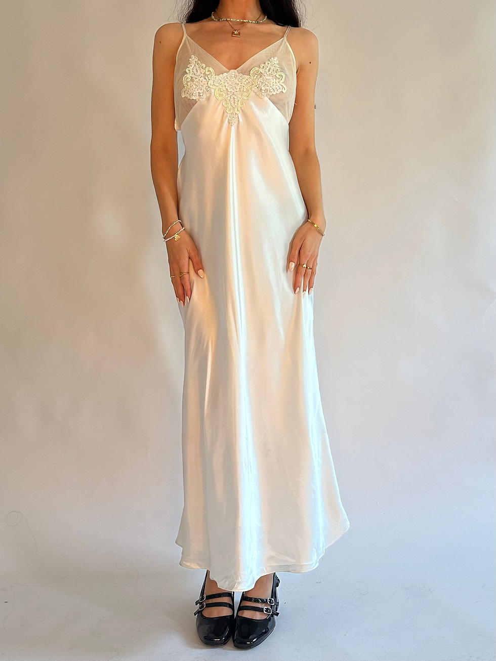 ภาพขนาดย่อ: 00s Delicates White Embroidered Silky Flowy Tie Maxi Dress