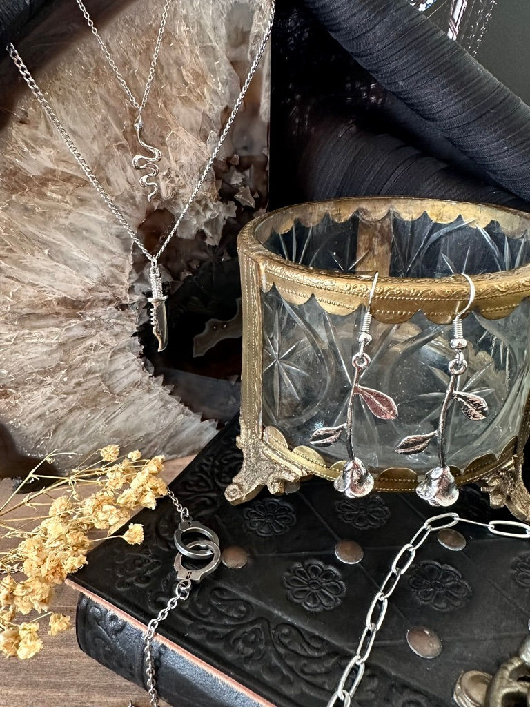 Thumbnail: Dark Romance Necklace