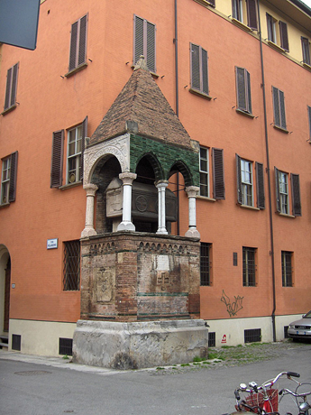 Tomb of Egidio Foscherari in Piazza di San Domenico