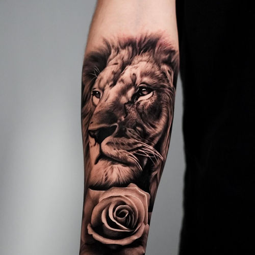 Realistisches Tattoo Löwe mit Rose, Tattoo Studio Arbon und St.Gallen