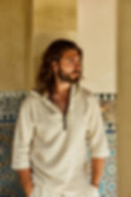 Mann mit Bart vor Mosaikwand, professionelles Fotoshooting