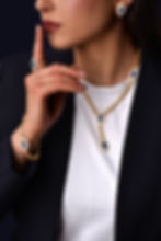 Professionelles Fotoshooting mit Frau und Saphirschmuck