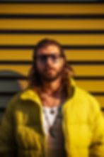 Mann mit Bart und Brille bei einem professionellen Fotoshooting
