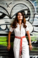 Professionelles Fotoshooting einer Frau vor Graffiti-Wand