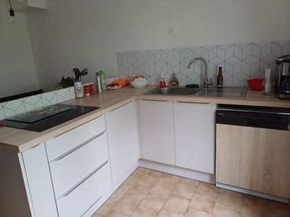 cuisine en L fonctionnelle pour la préparation des repas avec des plan de travail libre