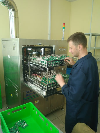 Загрузка печатных узлов в установку отмы