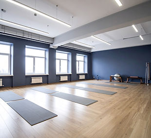 Firefly_schlichtes bild zum Thema coaching im sport, im 1 zu 1 training im trainingsraum f