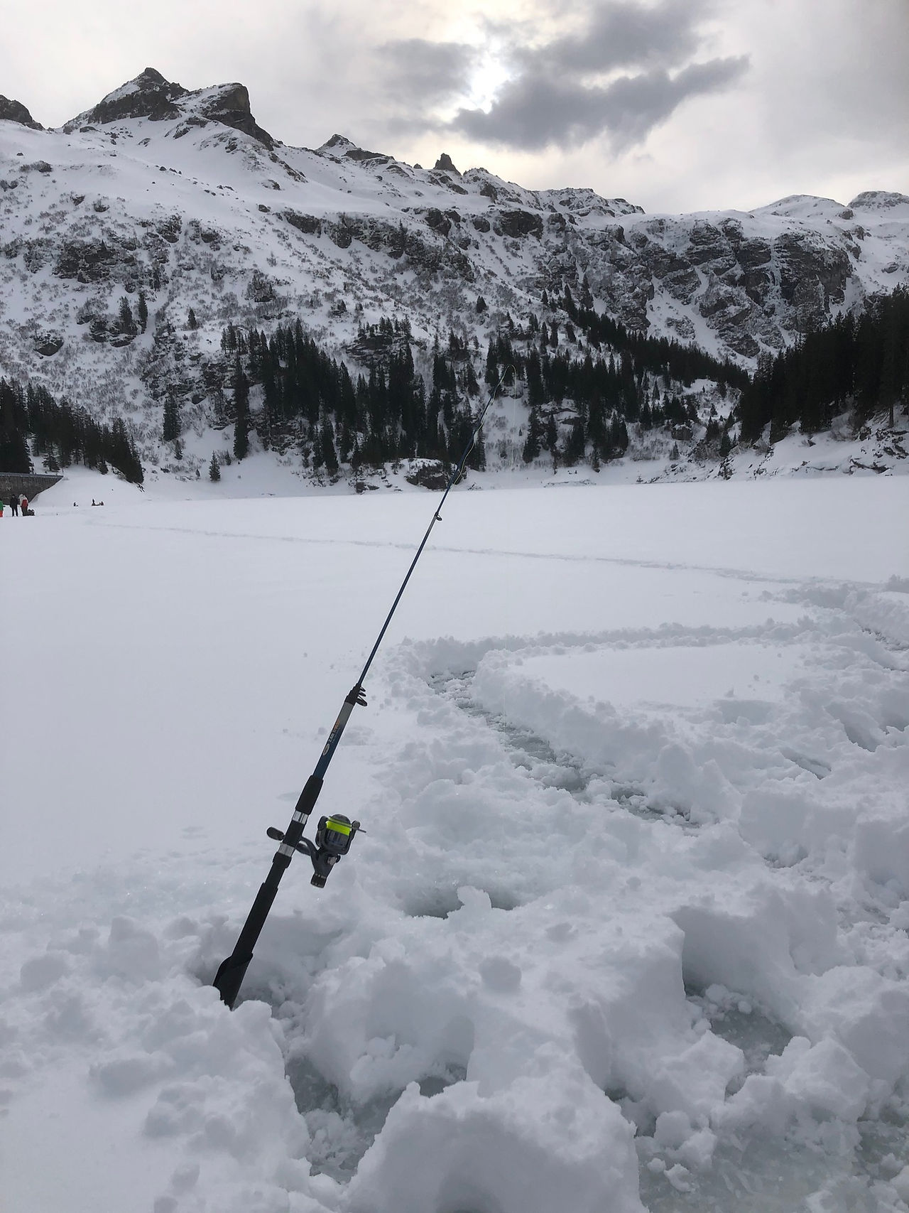 Mit Eis bedeckter See