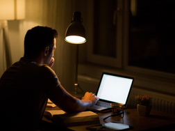 パソコンを見る男性