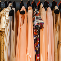 オレンジカラーの服