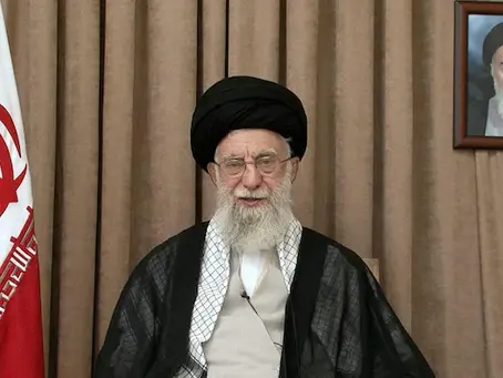 Iran–États-Unis : Khamenei minimise l’impact des frappes américaines, tensions persistantes autour du nucléaire