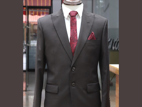 Simple. Strong. Sophisticated. This black suit proves that true elegance lies in clean tailoring and perfect proportions, finished with tasteful details that elevate the entire look.