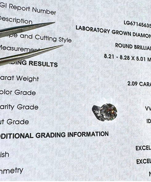Weißer Brillant Erinnerungsdiamant auf IGI-Zertifikat liegend