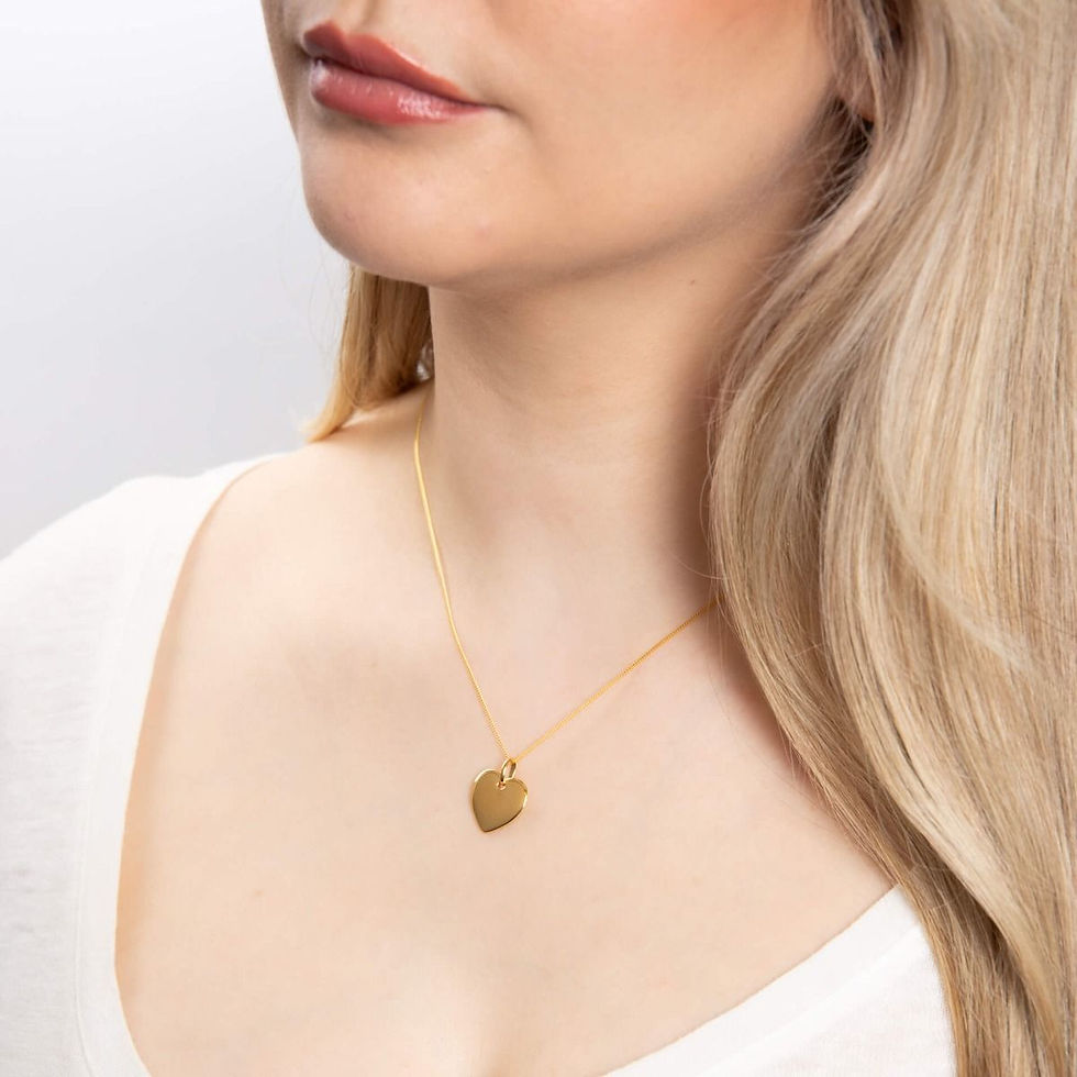 Miniaturbild: Herz-Kettenanhänger vergoldetes Silber mit persönlicher Gravur an Hals getragen