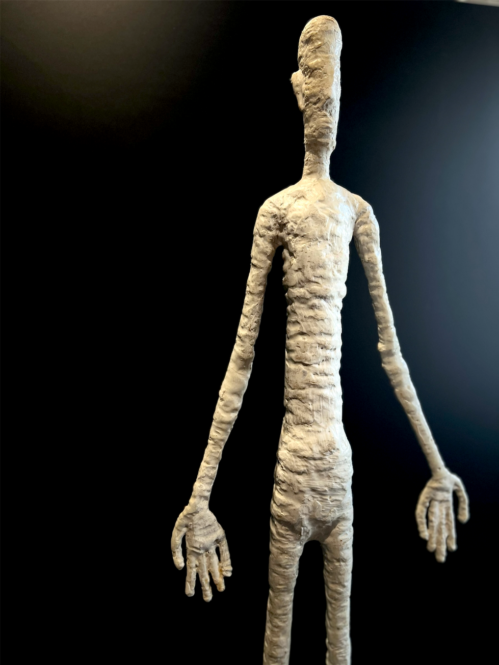  Scultura “Adamo” (ca. 1991) di Algimantas Mikalauskis – figura verticale, simbolo dell’origine e della connessione tra uomo e natura.