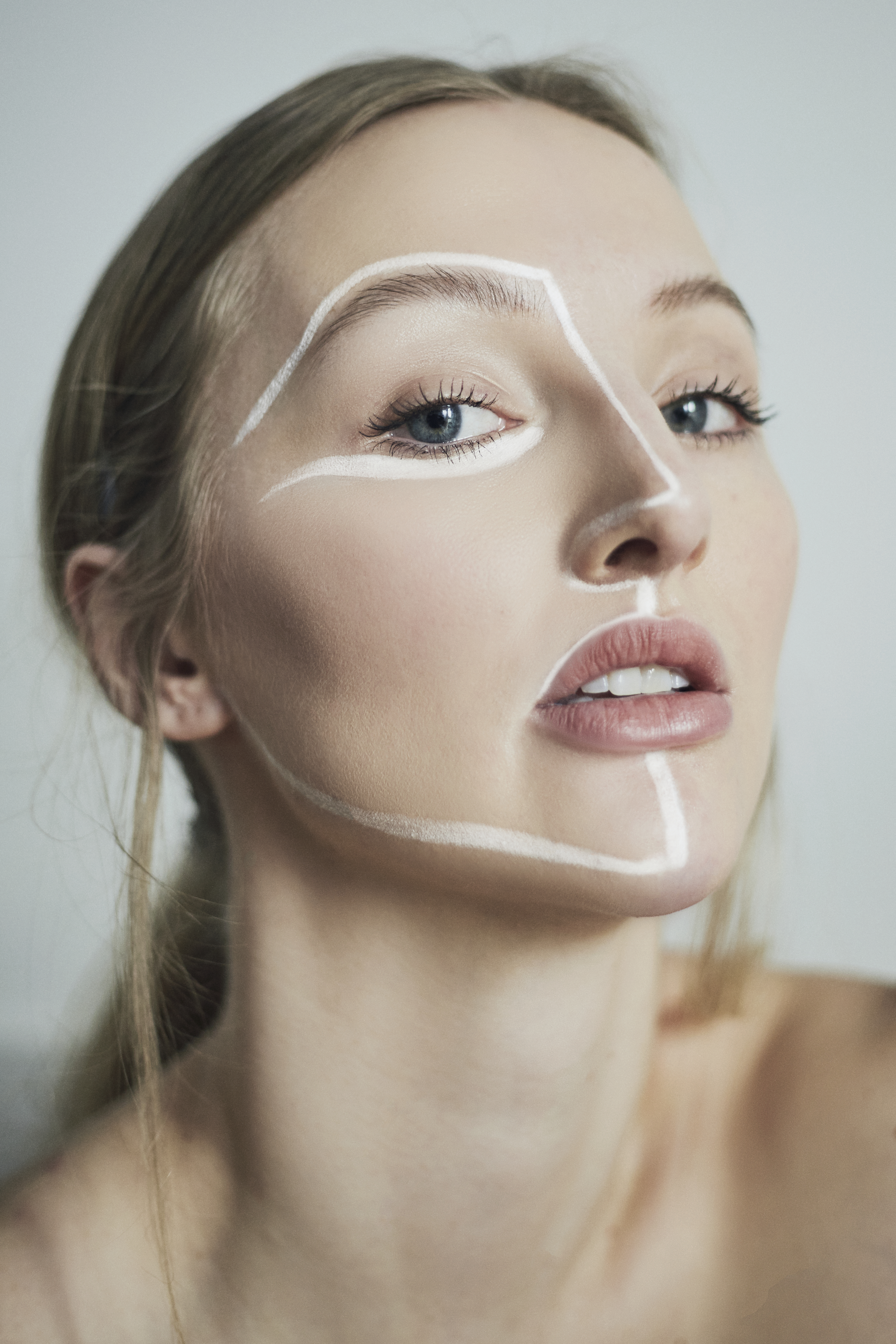 kobieta pozująca do zdjęcia