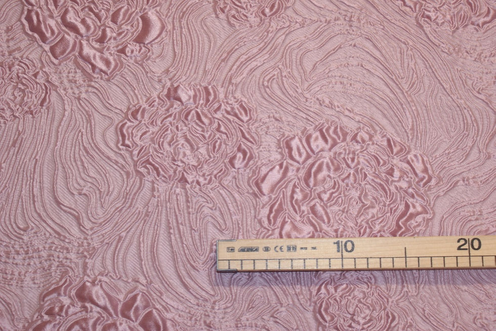 Thumbnail: Ungaro - Roze reliëfstof met bloemenmotief - €89/m