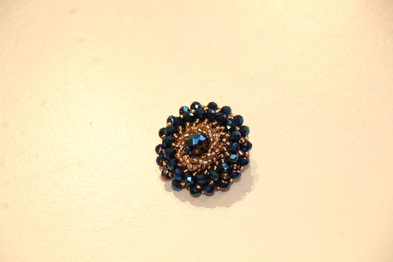 Kleine sierknoop met turquoise pareltjes - €5,50/stuk