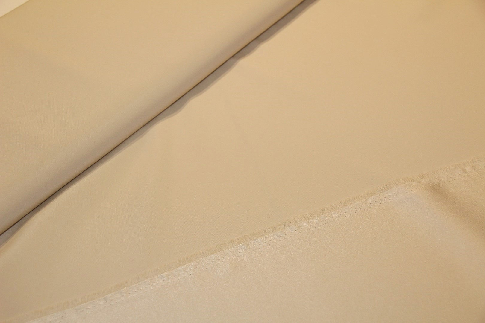beige, lichtvloeiende stof - €31,9/m