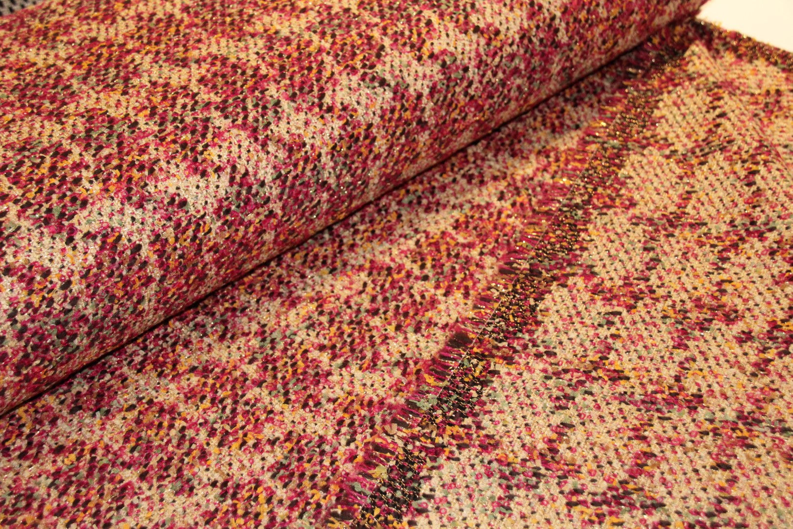 Chanel tweed in roze en beige kleuren- €98,5/m